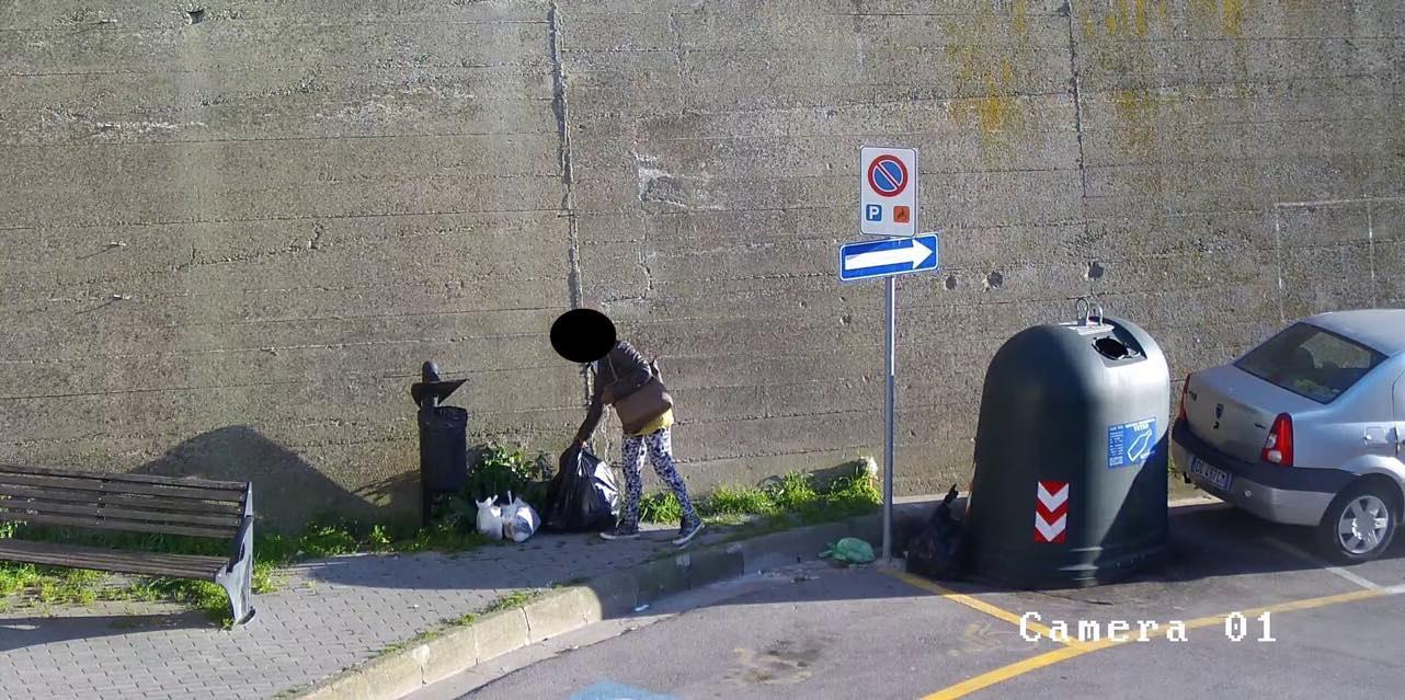 Abbandono illegale di rifiuti a Castelfiorentino (foto archivio)