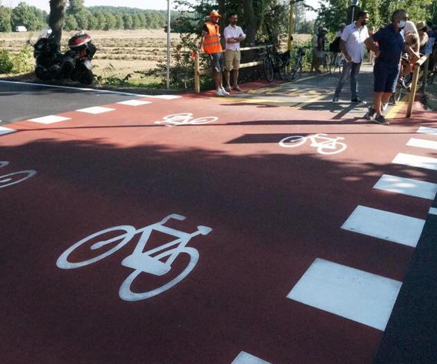 Un attraversamento lungo la pista ciclabile del Trammino