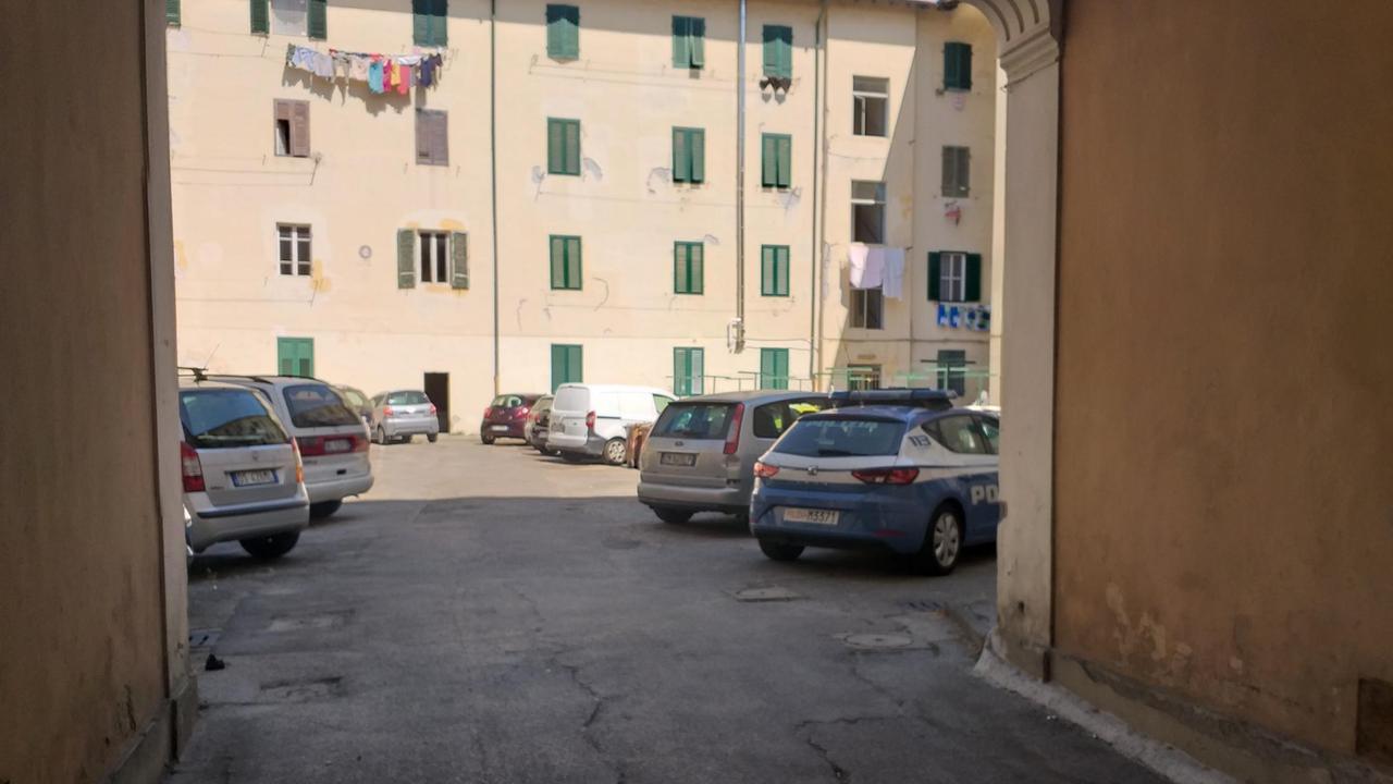 Una volante della polizia di Stato nel cortile di viale Alfieri