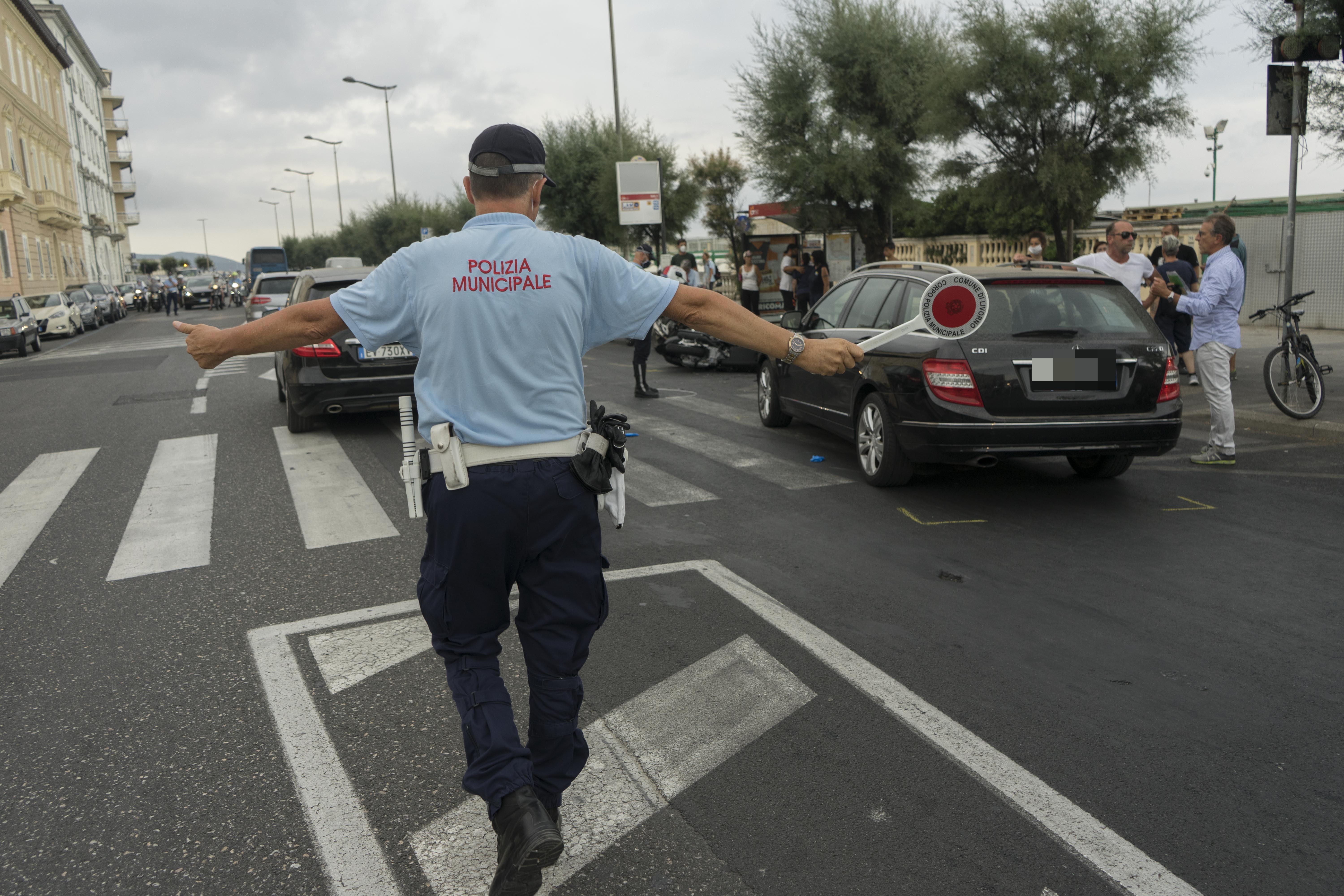 Un agente della polizia municipale regola il traffico dopo l'incidente in cui è rimasto ferito Claudio Persico, davanti ai Pancaldi (foto Daniele Stefanini/Silvi)