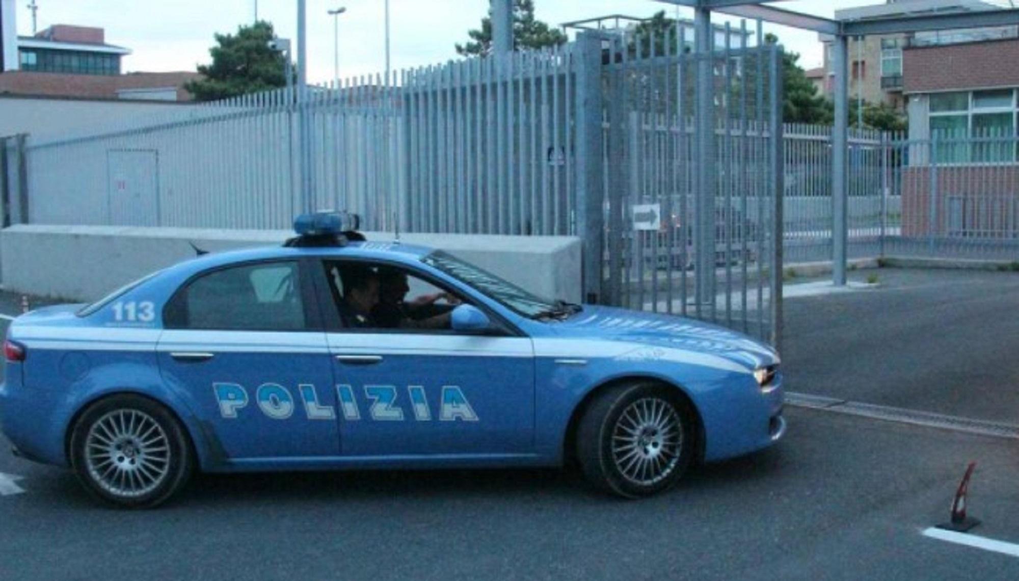 Una volante della polizia all'ingresso della sede di viale Boccaccio