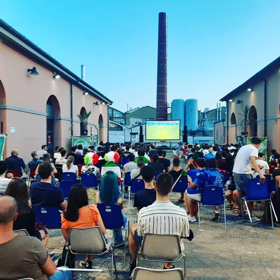 Il maxischermo a Officina Giovani