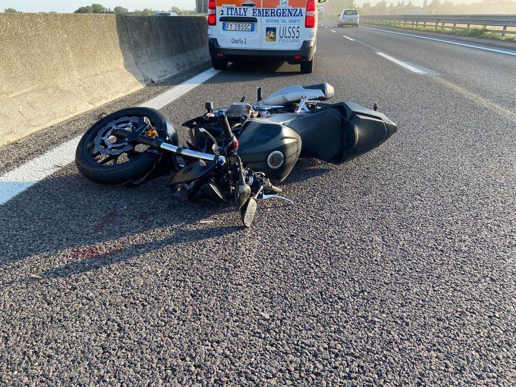Ferrara, cade con la moto: soccorso in A13