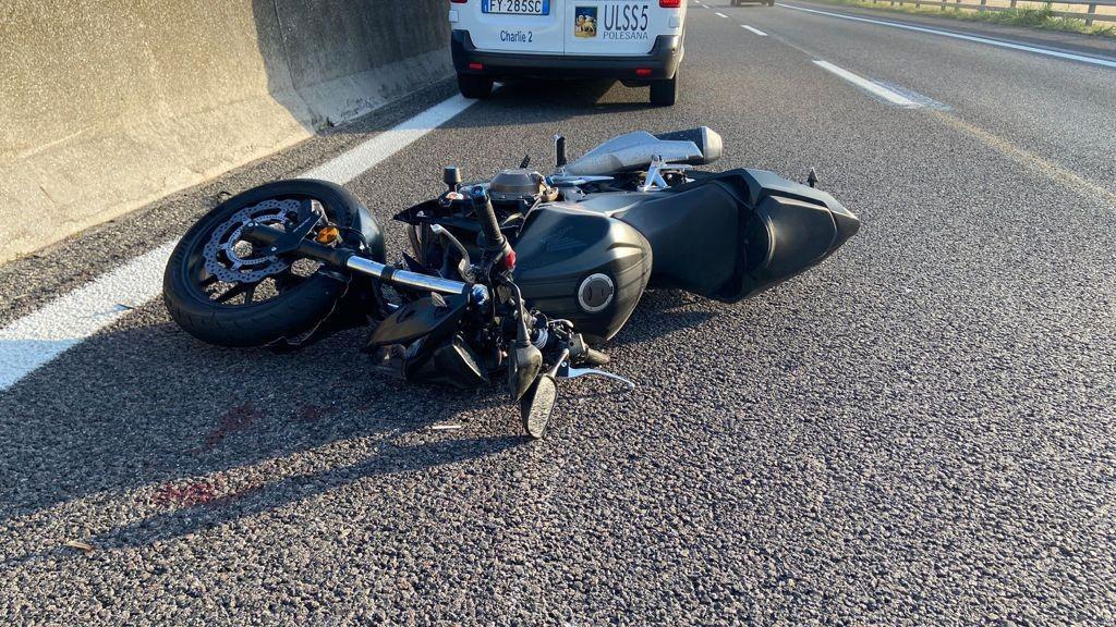 Ferrara, cade con la moto: soccorso in A13