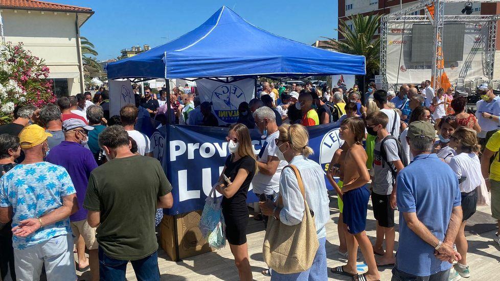 Bagno di folla per Salvini: «Candidato civico a Camaiore»
