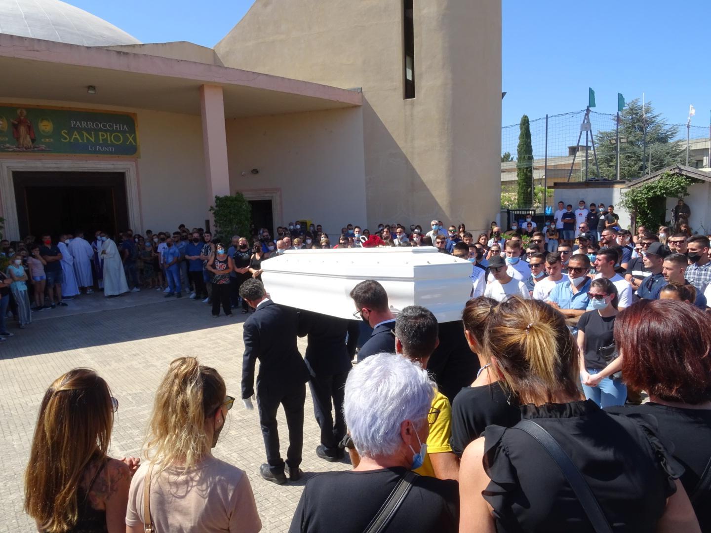 Sassari, in migliaia per l'addio ad Alessio 