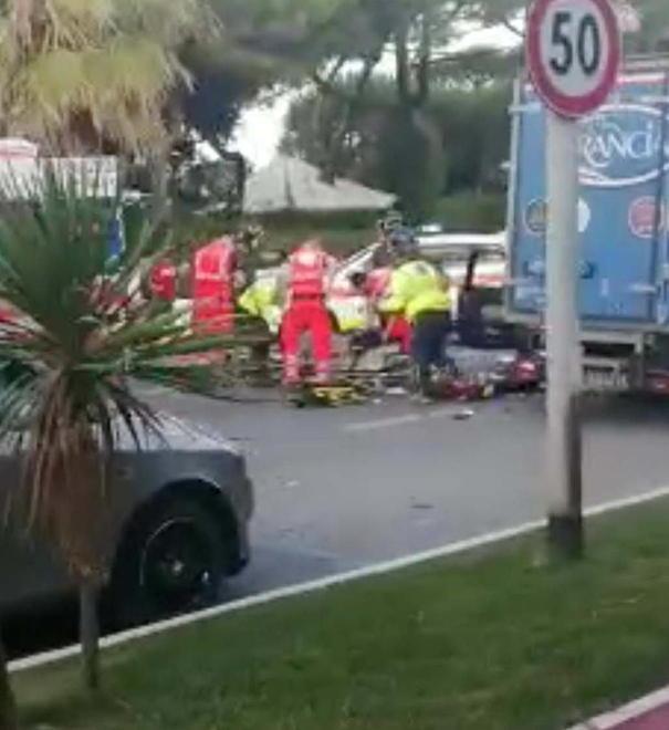 Lo schianto e i soccorsi davanti ai bagni