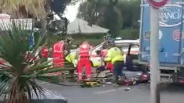 Lo schianto e i soccorsi davanti ai bagni