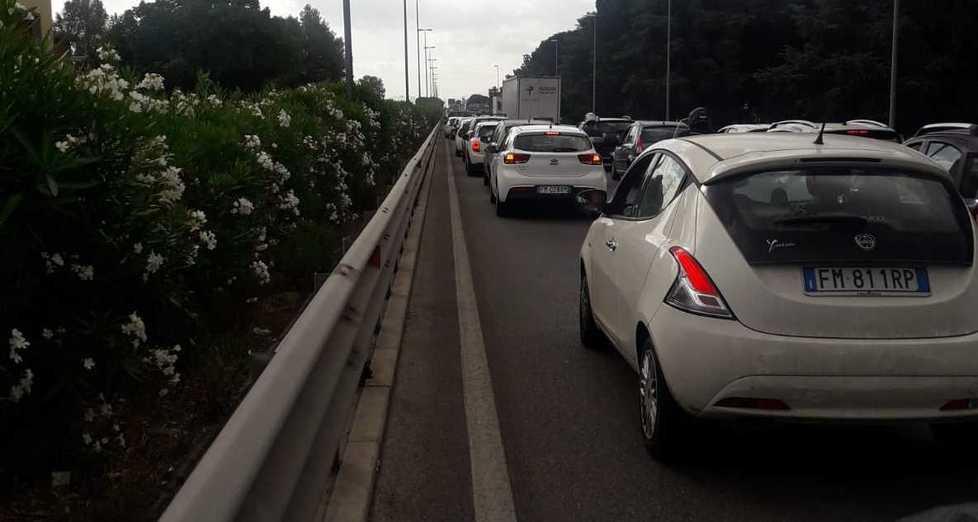 Migliaia di pratesi bloccati in auto Biffoni contro la società Autostrade 