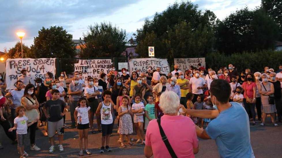 La protesta dei genitori «Vogliamo la prima anche a San Giorgio»