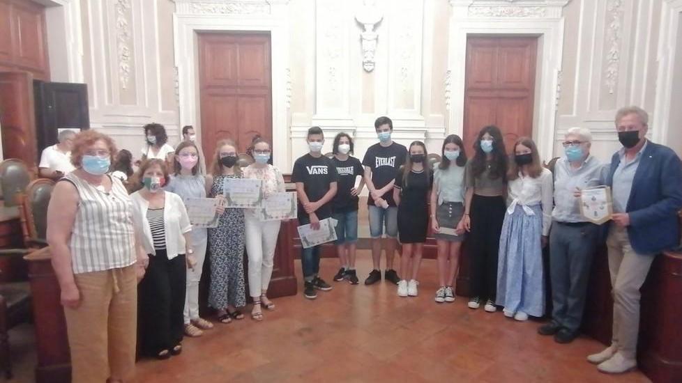 Dieci studenti meritevoli lodati e premiati con borse di studio