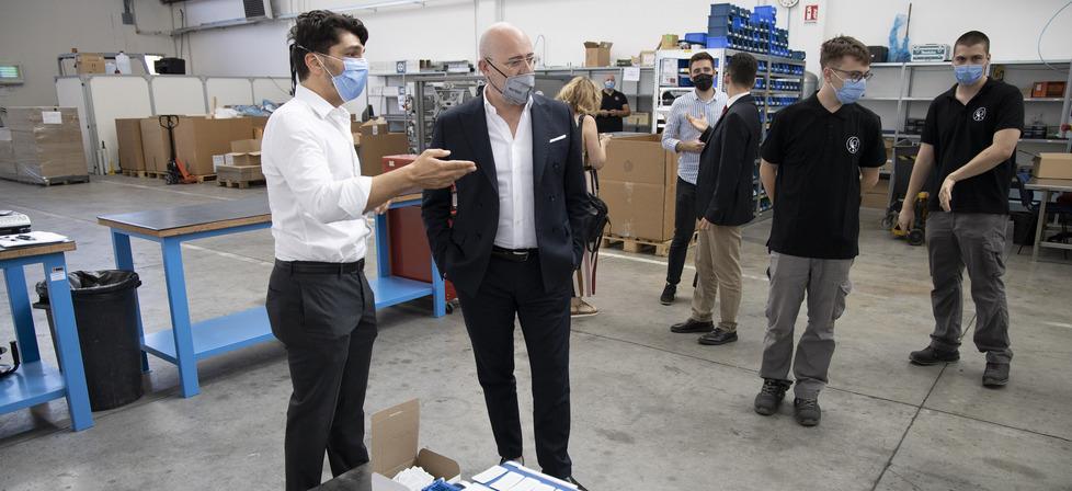 Bonaccini visita Easysnap ed elogia il packging sostenibile per l’ambiente 