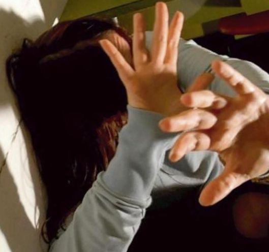 Da tempo picchiava la moglie marito violento allontanato 