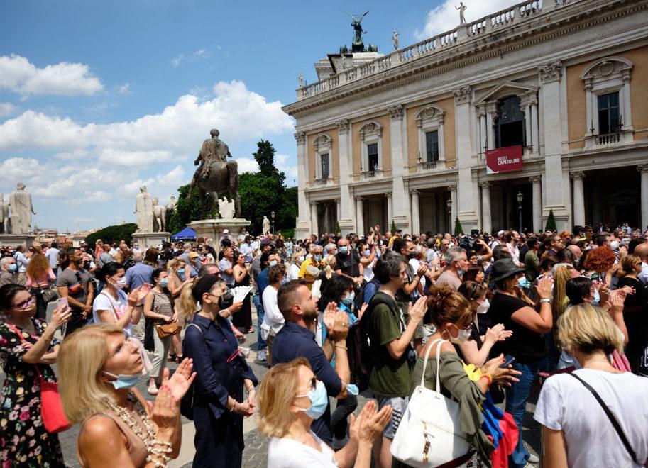  Lacrime e canti per Raffaella L’ultimo applauso dalla gente 