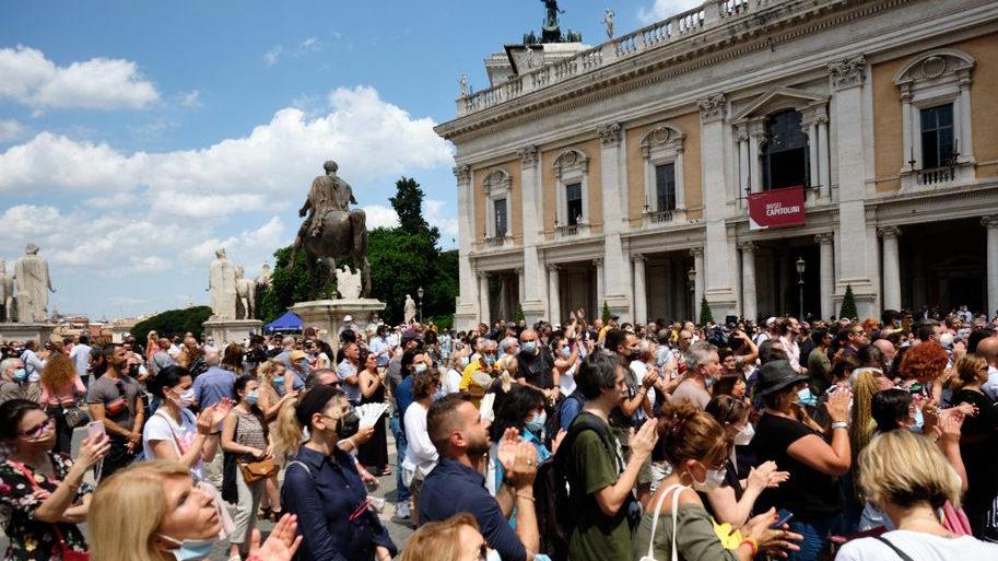 Lacrime e canti per Raffaella L’ultimo applauso dalla gente