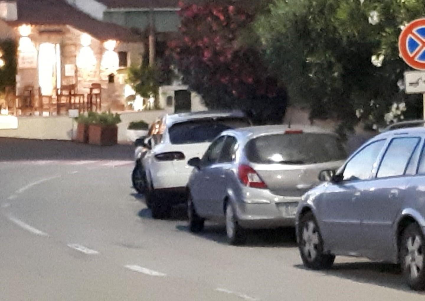 Mancano i parcheggi, le auto in sosta selvaggia