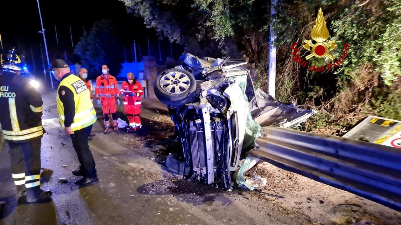 Una delle auto coinvolte nell'incidente mortale a Li Punti in cui hanno perso la vita due sassaresi
