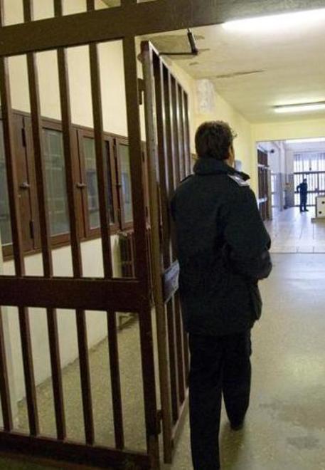 Ferrara, detenuto ingoia le pile. In infermeria spacca mobili e pc