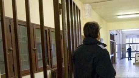 Ferrara, detenuto ingoia le pile. In infermeria spacca mobili e pc