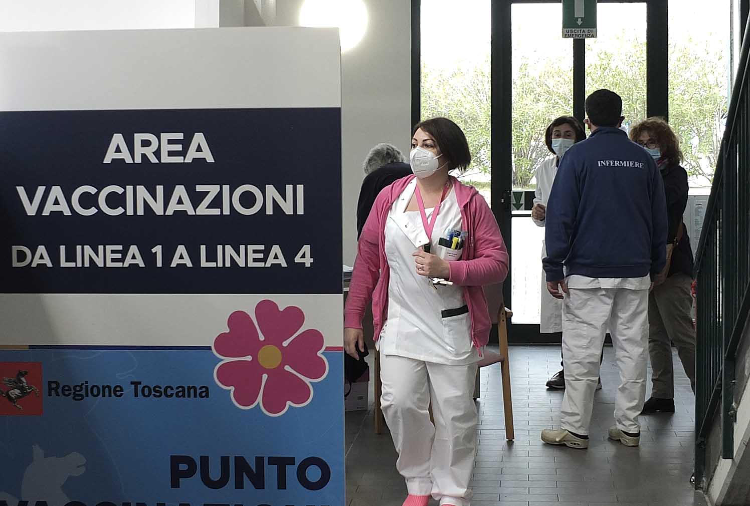 Vaccini in Toscana, boom di prenotazioni nella fascia 12-15 anni