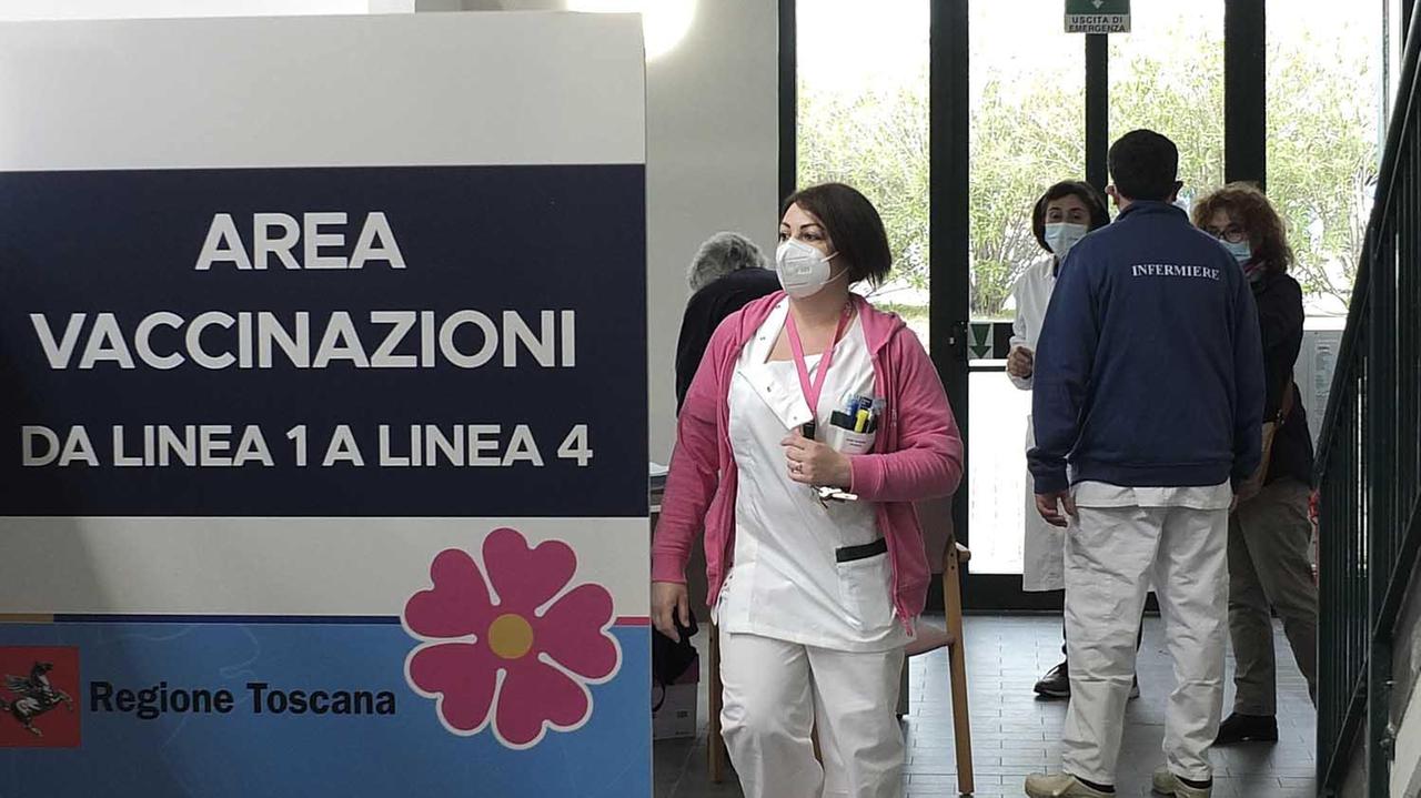 Vaccini in Toscana, boom di prenotazioni nella fascia 12-15 anni