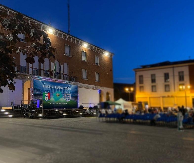 Ferrara, maxischermi in provincia: sì alle piazze ma solo a sedere 