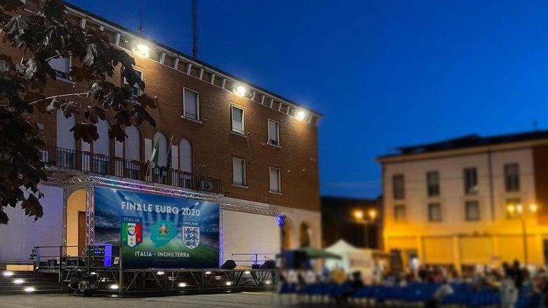 Ferrara, maxischermi in provincia: sì alle piazze ma solo a sedere