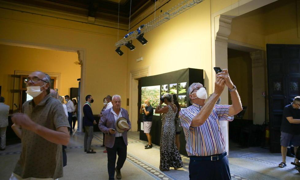 I primi visitatori dopo la ristrutturazione (foto Nucci)