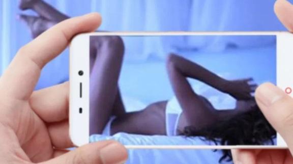 Ferrara, ricattata per le foto osé inviate in chat: denunciato 28enne