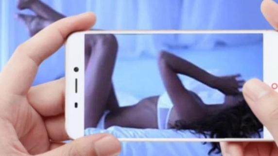 Ferrara, ricattata per le foto osé inviate in chat: denunciato 28enne