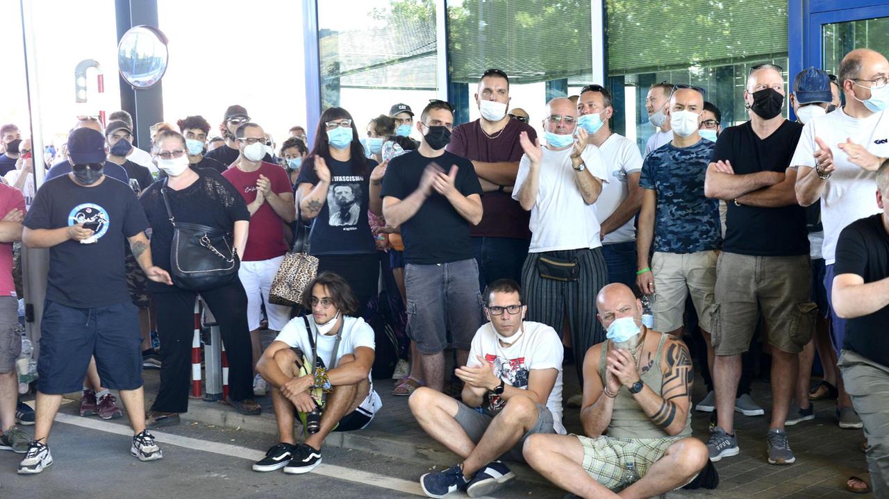 I lavoratori Gkn davanti all'azienda (foto Massimo Sestini)