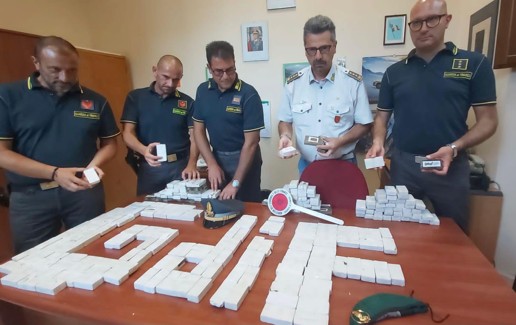 I 262 panetti di hashish sequestrati dalla finanza