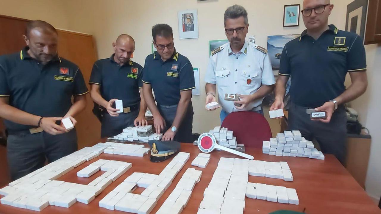 I 262 panetti di hashish sequestrati dalla finanza
