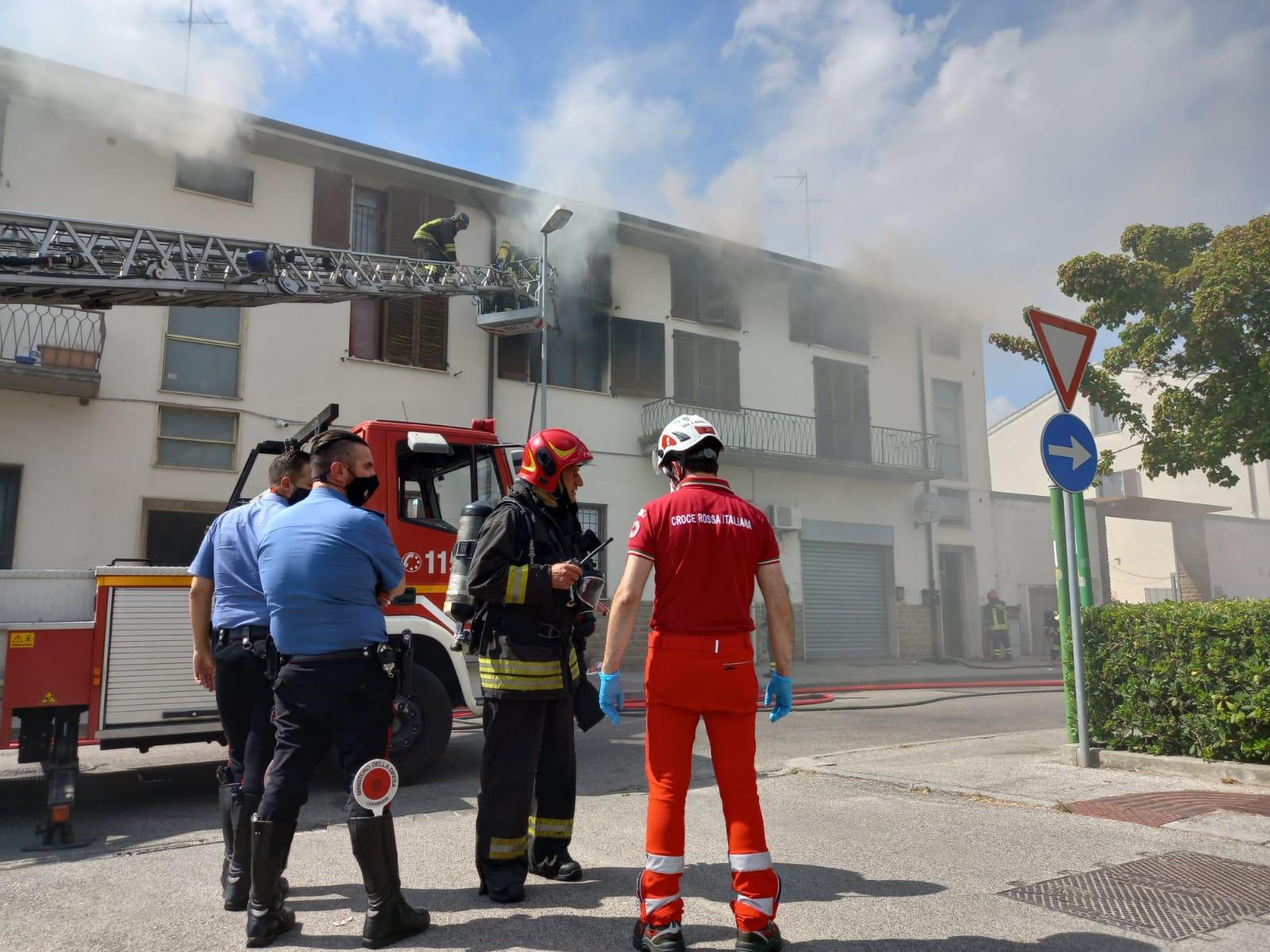 La palazzina interessata dall'incendio in via Castagnoli