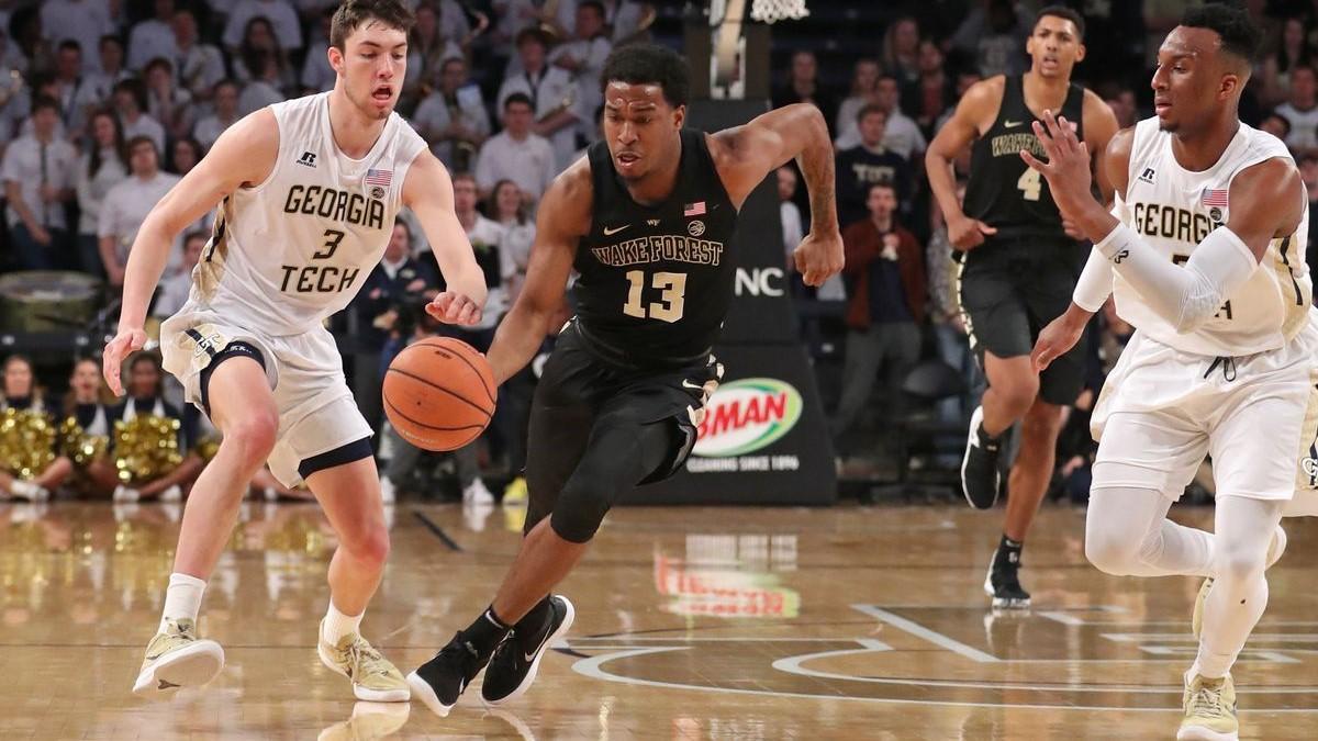 Bryant Crawford in azione con la maglia del college di West Forest