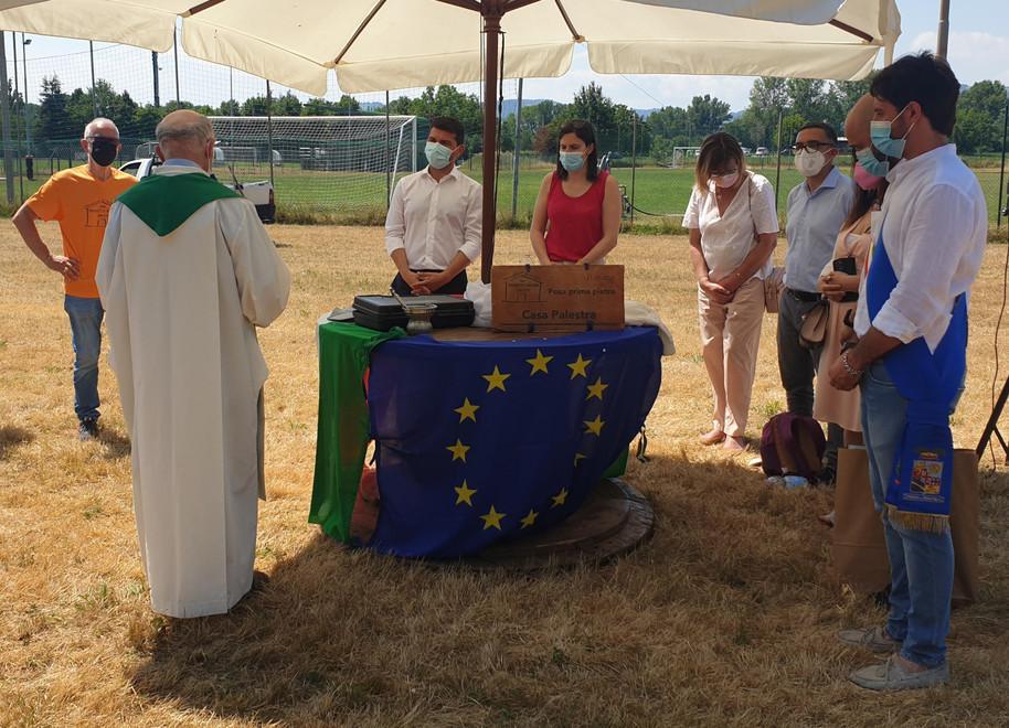 La posa della prima pietra della “casa palestra” di Arceto, progetto al quale da tanti lavora l’associazione di volontariato “Progetto Anziani Arceto”,la benedizione di don Antonio Davoli