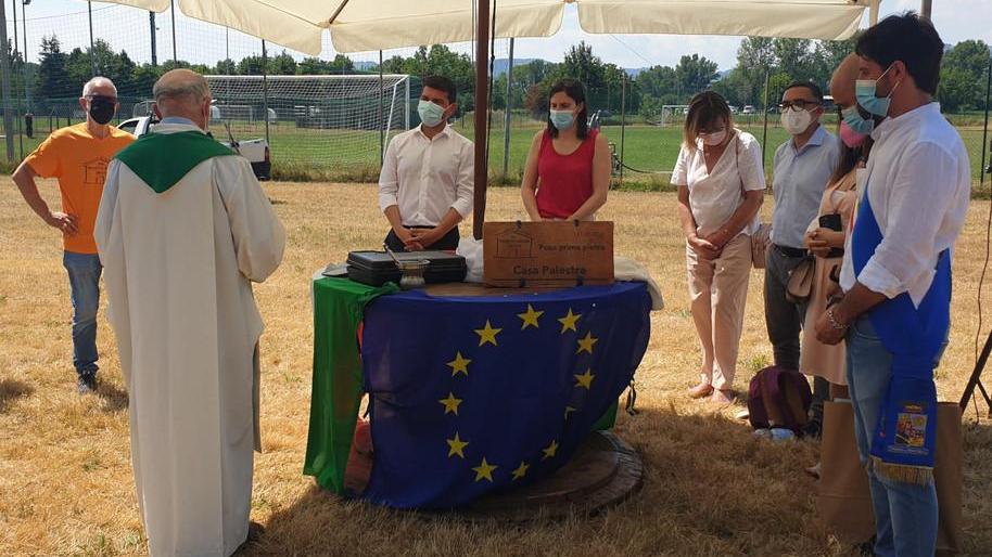 La posa della prima pietra della “casa palestra” di Arceto, progetto al quale da tanti lavora l’associazione di volontariato “Progetto Anziani Arceto”,la benedizione di don Antonio Davoli
