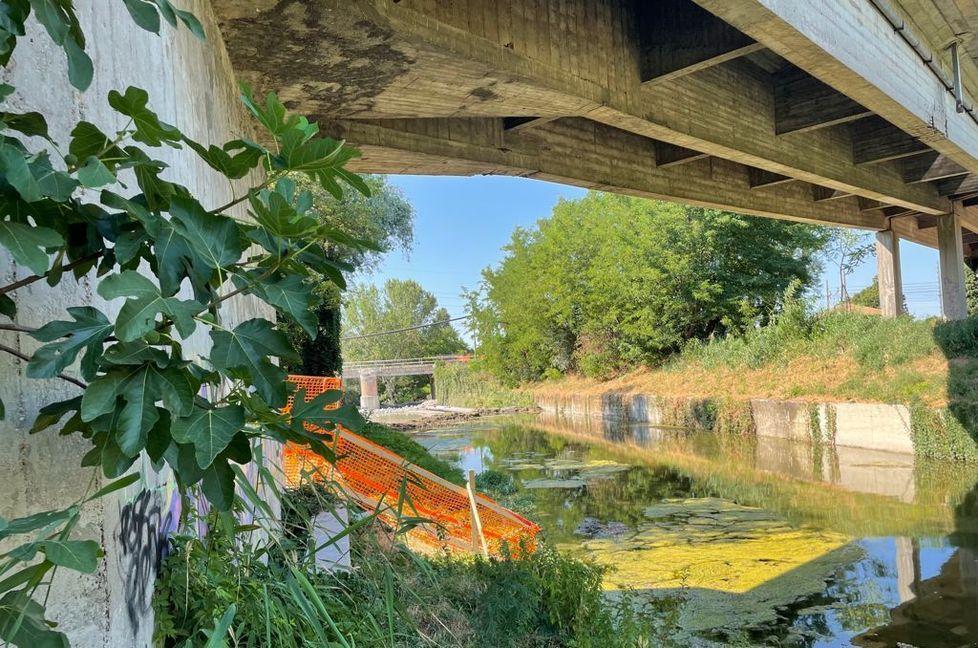Alcune immagini del ponte ferroviario di Rfi che attraversa il torrente Crostolo, nella zona Annonaria, e del cantiere che da qualche giorno ha chiuso via Don Giovanni Verità.