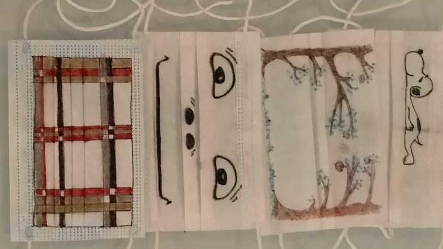 Alcune delle decine e decine di mascherine anti Covid realizzate da Pier Aguzzoli, che di mestiere fa l’impiegato, per la figlia che a giugno ha finito la quinta elementare: il papà ha iniziato a disegnarle nell’estate scorsa