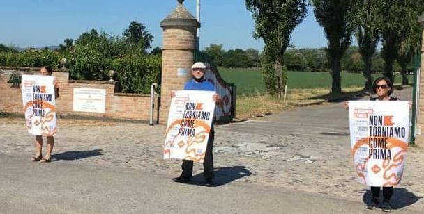 Modena, Hombre, flash mob della Lav «No al raddoppio dei bovini» 