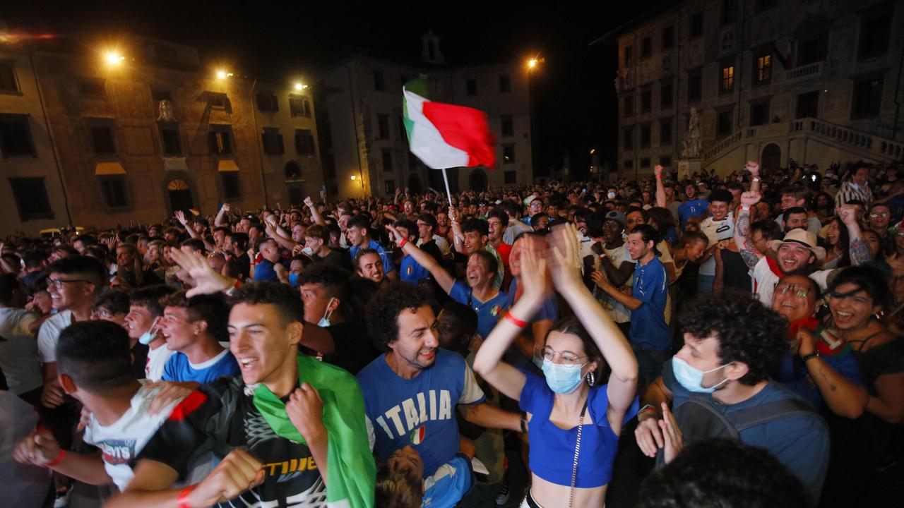 La gioia dei tifosi in piazza dei Cavalieri (foto agenzia Fabio Muzzi)