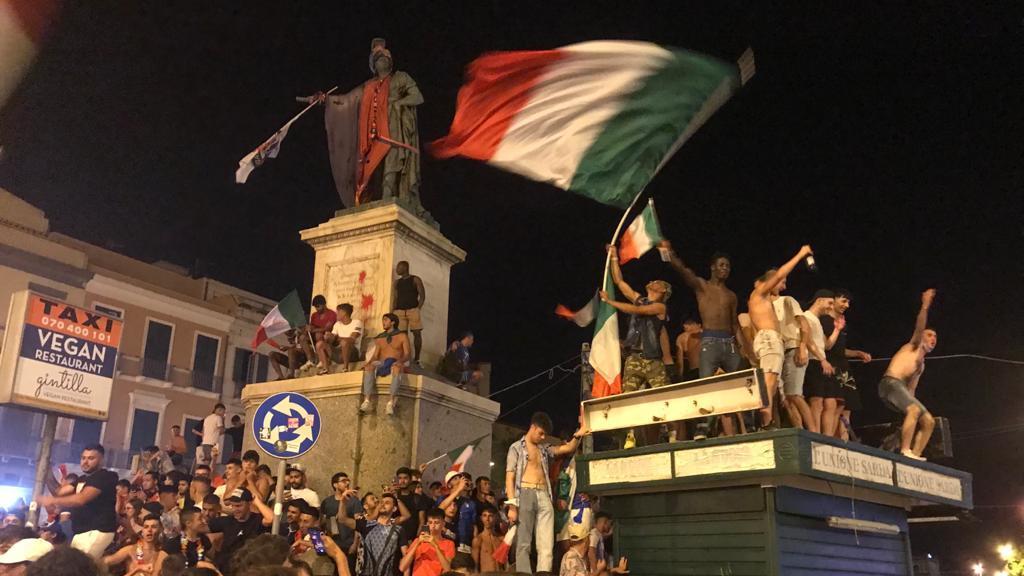 La festa in piazza Yenne a Cagliari (foto mario rosas)