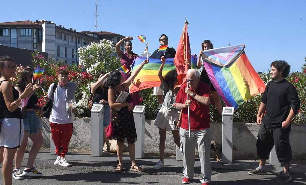 La contestazione è pacifica con le bandiere arcobaleno