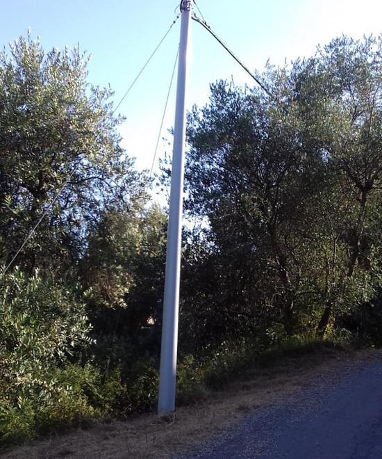 Pali di plastica nel verde La protesta dei paesani 