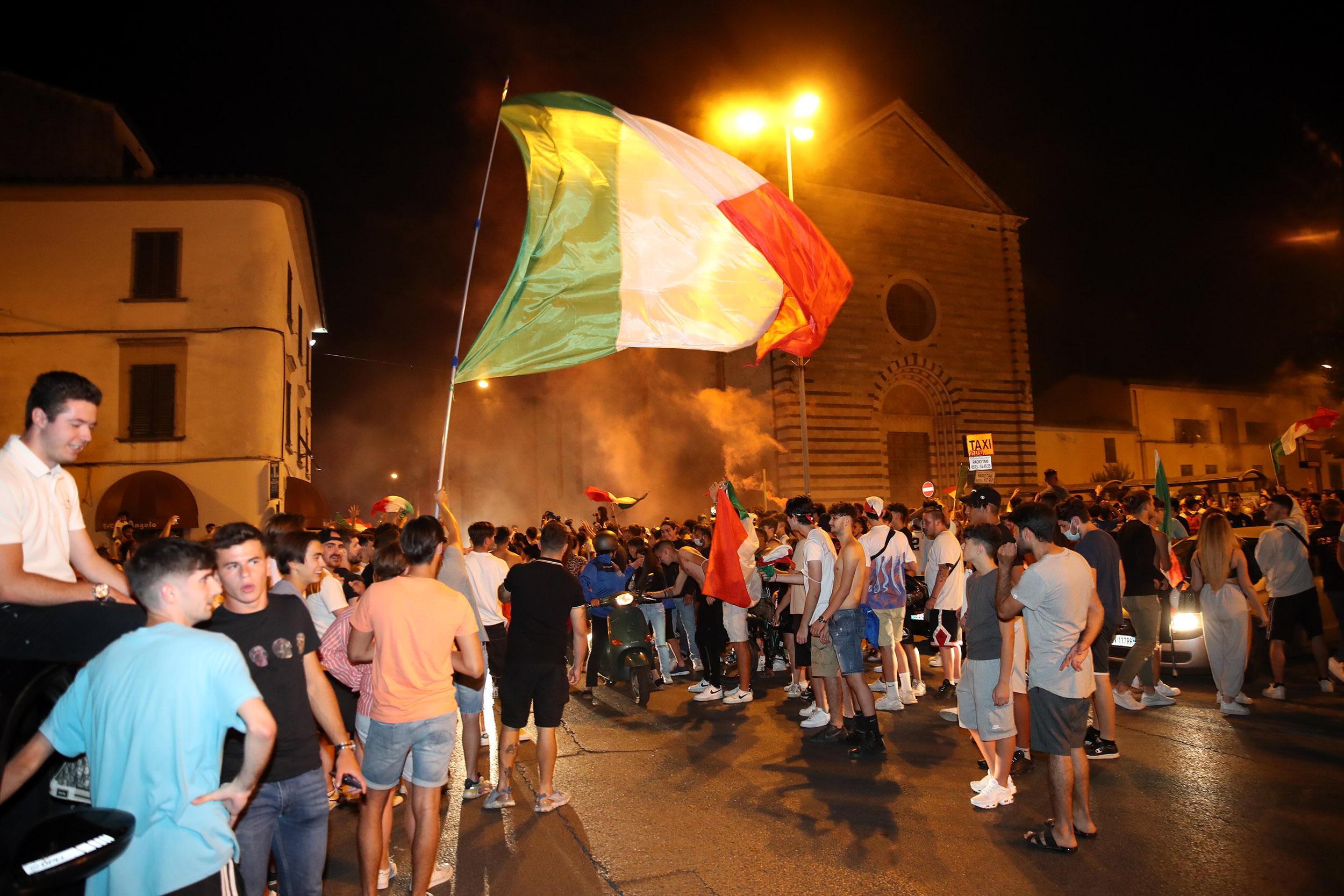 Pistoia si scatena in piazza per la vittoria della Nazionale