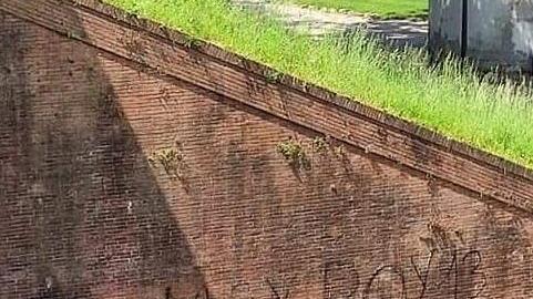 Mille euro di danni per le scritte sulle Mura