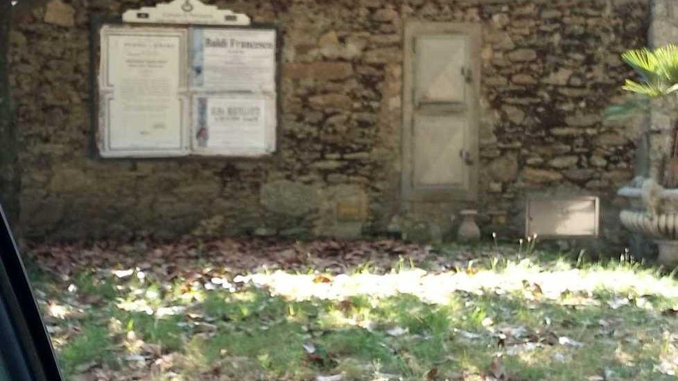 Degrado al cimitero di Strettoia