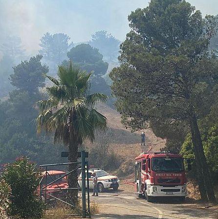 Paura per un vasto incendio a Capo d’Arco si è rischiata l’evacuazione di alcune case 