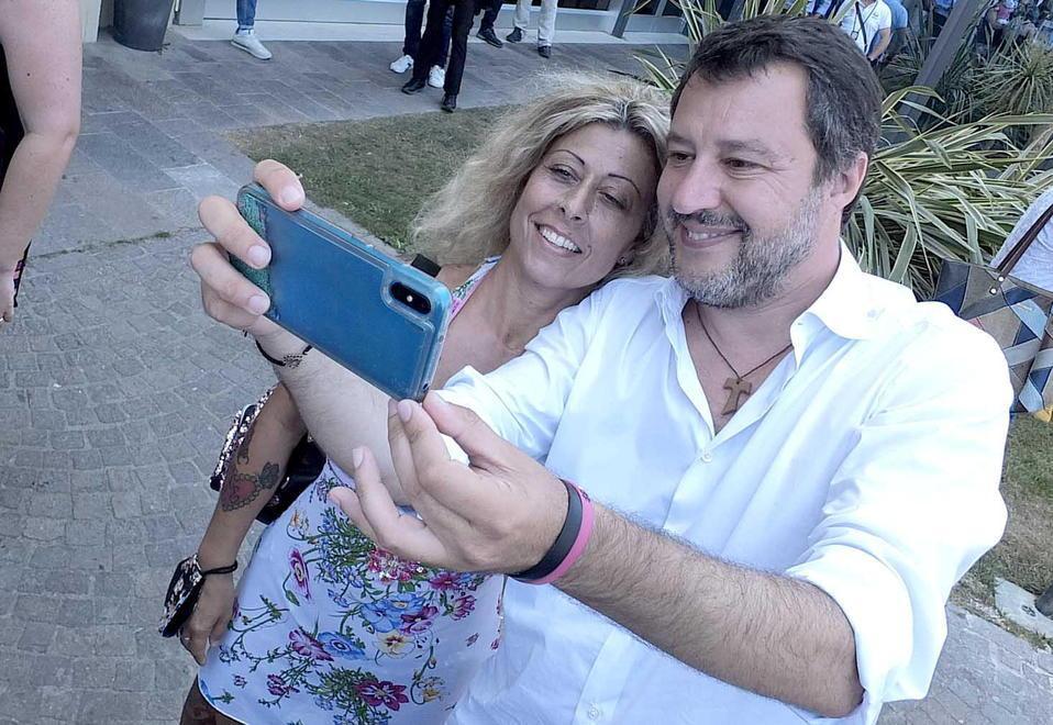 La campagna referendaria irrompe con Salvini tra le sdraio 