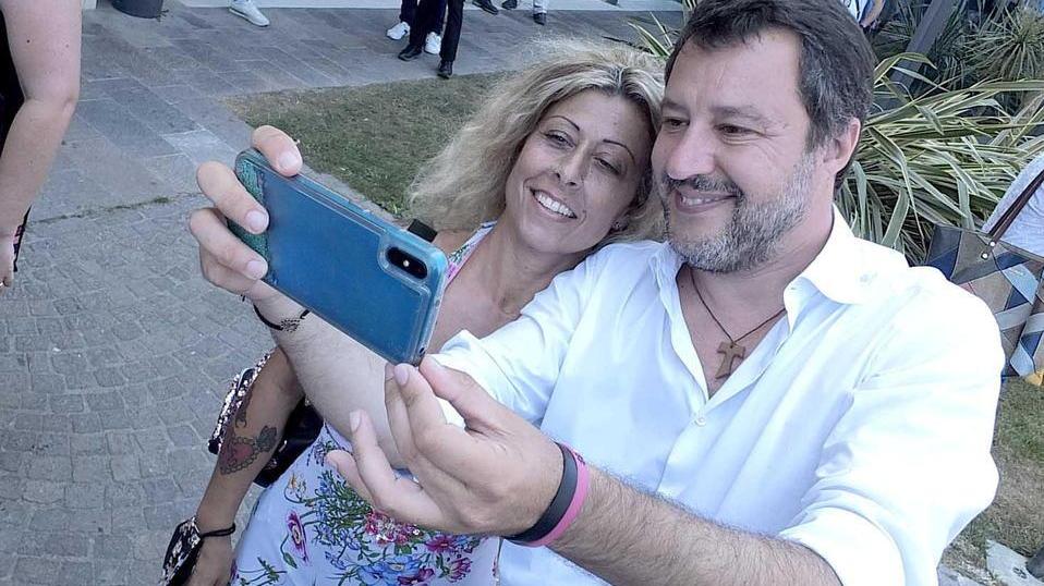 La campagna referendaria irrompe con Salvini tra le sdraio
